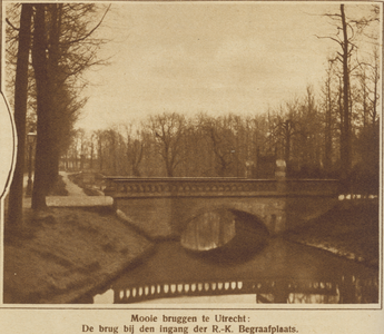 870130 Gezicht op de toegangsbrug over de Biltsche Grift, tot de R.K. Begraafplaats (Biltstraat 157) te Utrecht, ten ...